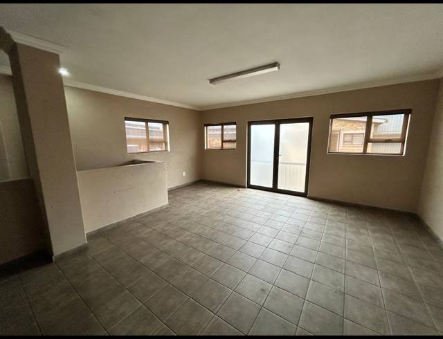 290M² WAREHOUSE FOR SALE IN APEX
